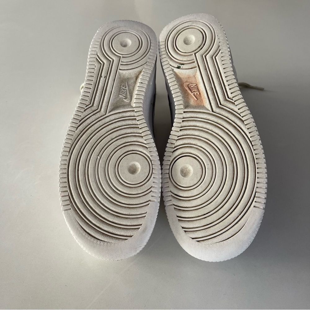 Boys size 4 Air Force one low white sneakers - Picture 6 of 7